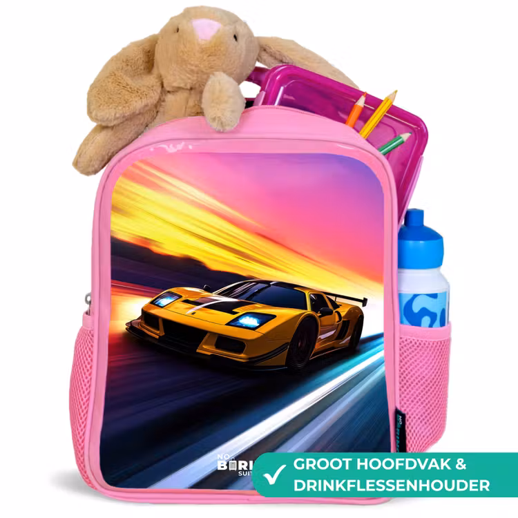 Gele raceauto bij kleurrijke zonsondergang Kinderrugzak - Roze middel -inhoud_NL