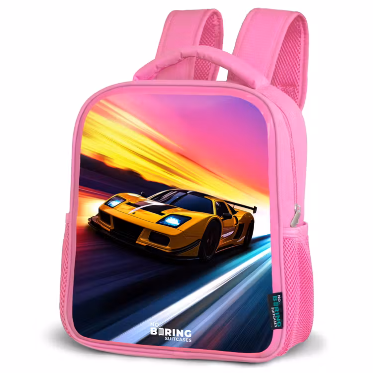 Gele raceauto bij kleurrijke zonsondergang Kinderrugzak - Roze middel -schuin