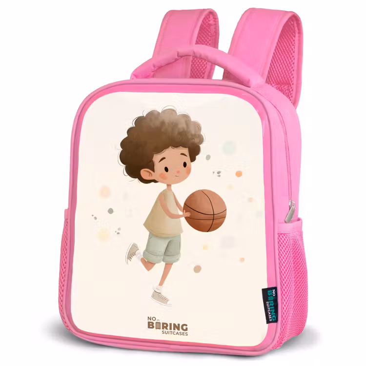 Jongen met een basketbal in beige kleuren Kinderrugzak - Roze middel -schuin