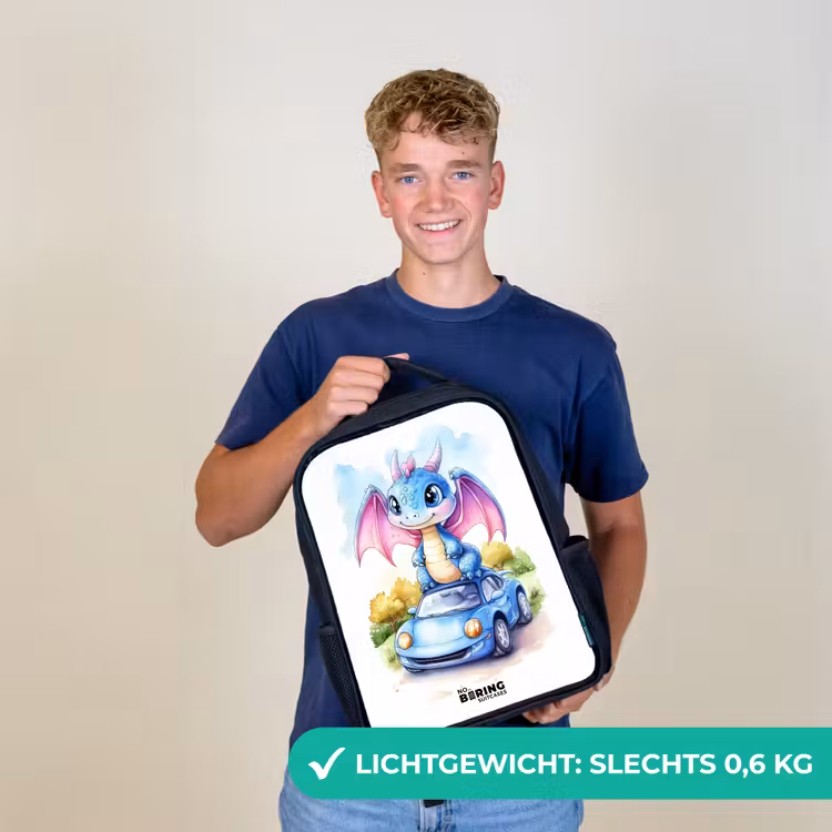 Baby draak op blauwe auto in bosrijk landschap Rugzak - Zwart middel -sfeer7_NL