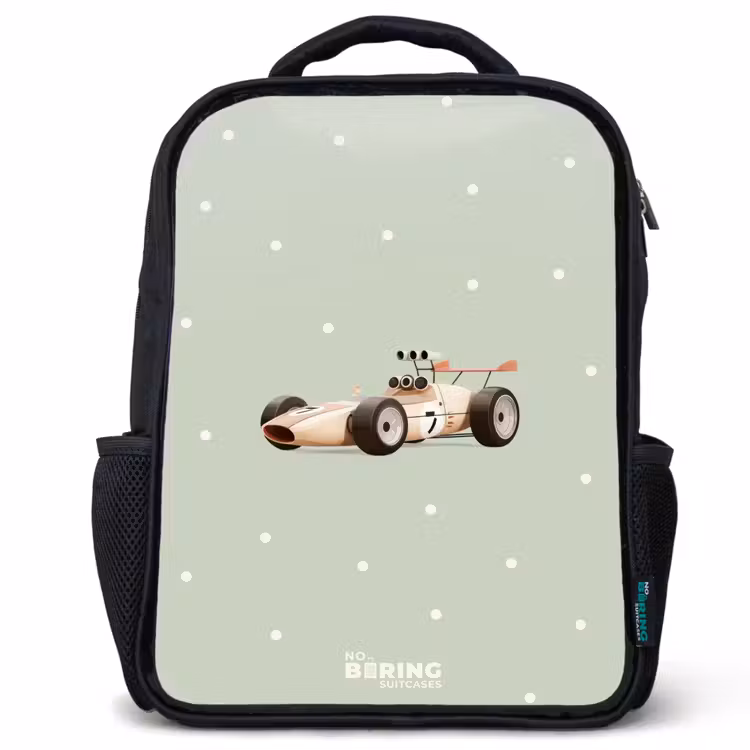 Beige retro raceauto op groene stippen achtergrond Rugzak - Zwart middel -3d