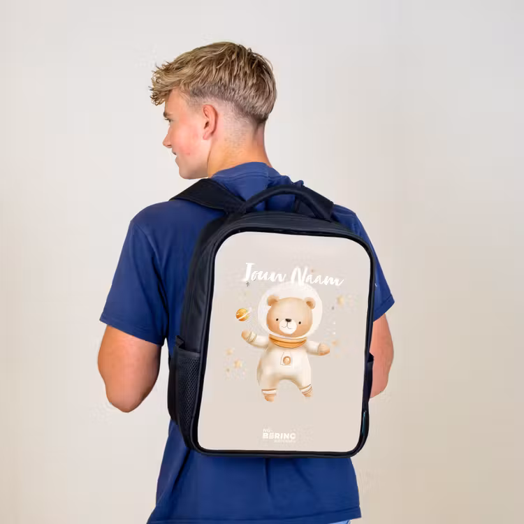 Beige ruimtebeer zweeft tussen sterren Rugzak - Zwart middel -sfeer8