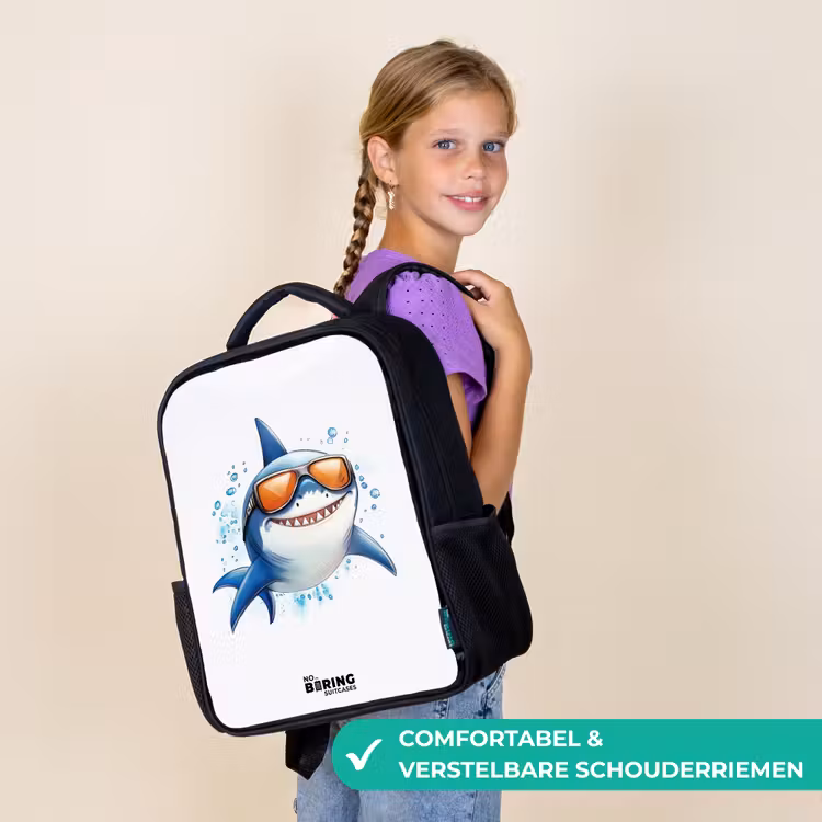 Coole haai met zonnebril in het water Rugzak - Zwart middel -sfeer6_NL