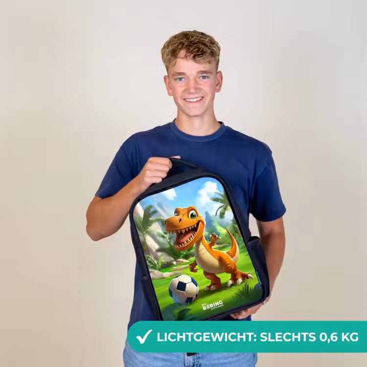 Dino met een voetbal in groen landschap Rugzak - Zwart middel -sfeer7_NL