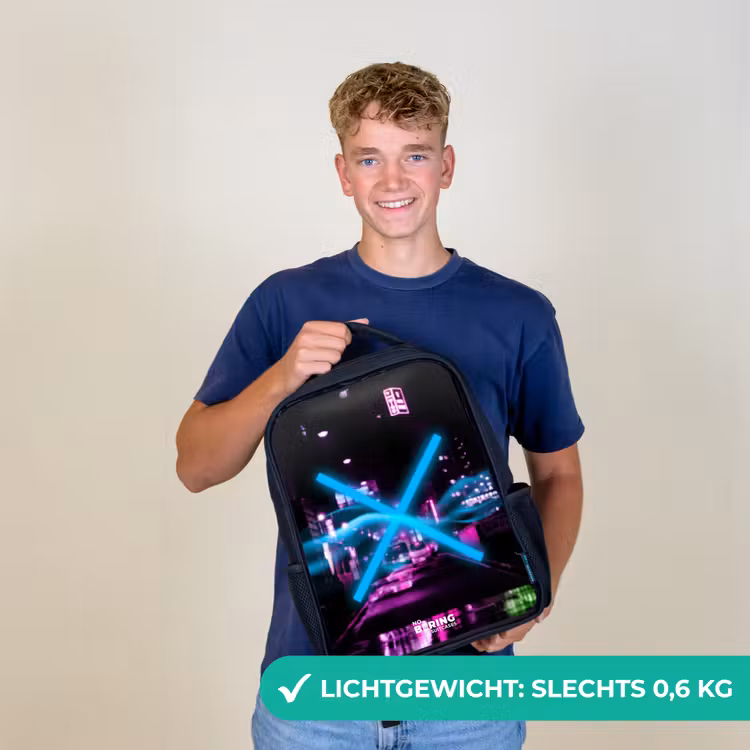 Felblauw kruis boven een nachtelijke straat Rugzak - Zwart middel -sfeer7_NL