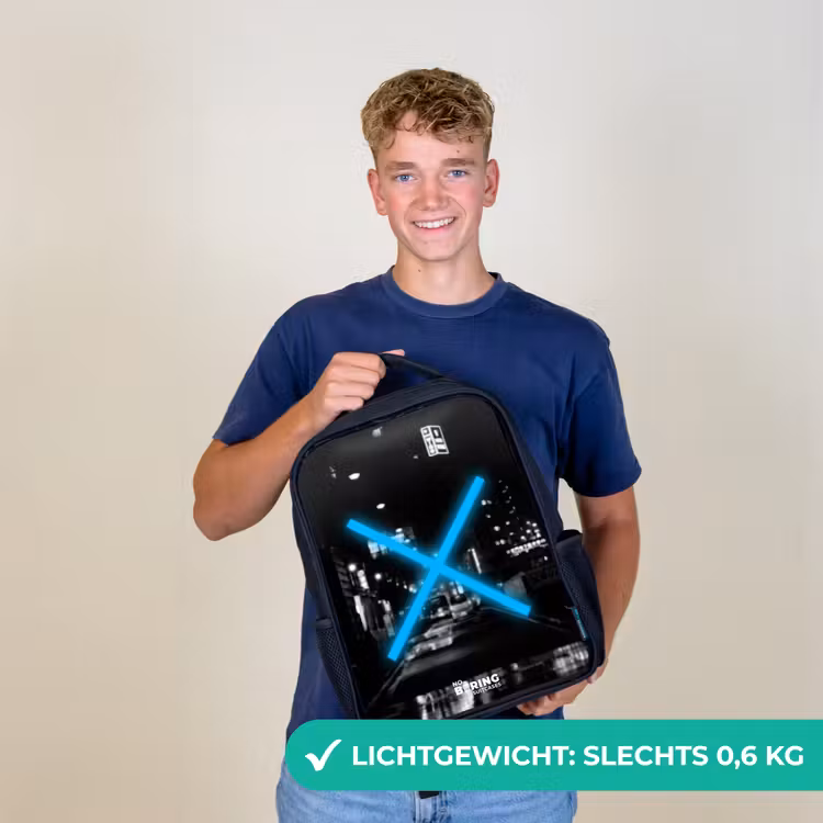 Felblauwe kruis in een nachtelijke scène Rugzak - Zwart middel -sfeer7_NL