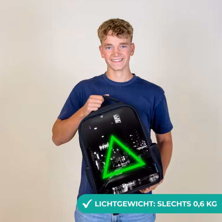 Felgroene driehoek Rugzak - Zwart middel -sfeer7_NL