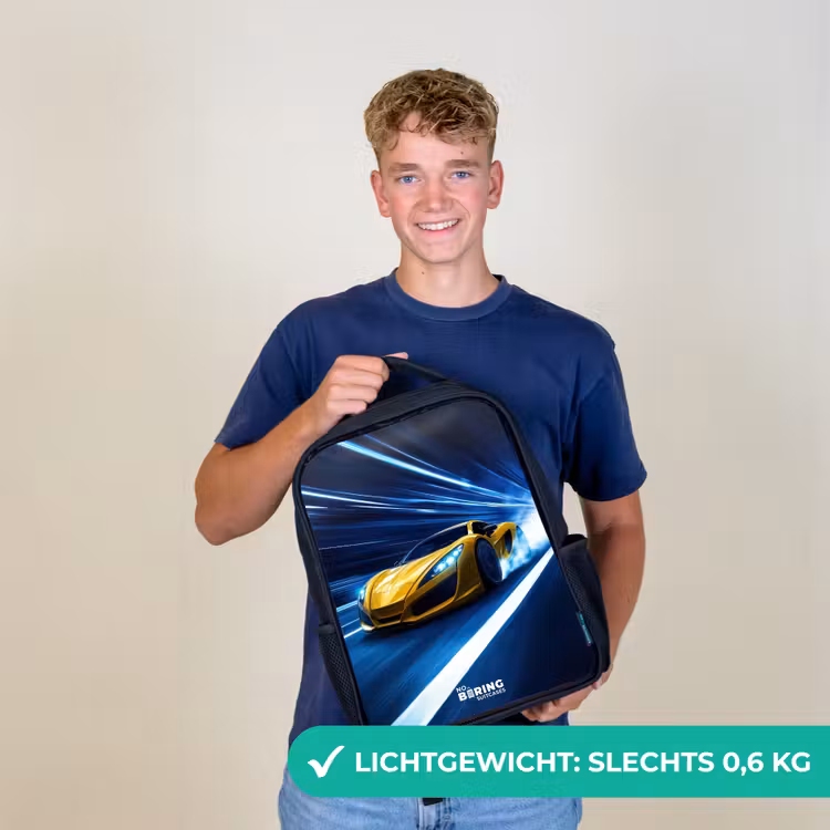 Gele sportwagen in lichttunnel van snelheid Rugzak - Zwart middel -sfeer7_NL
