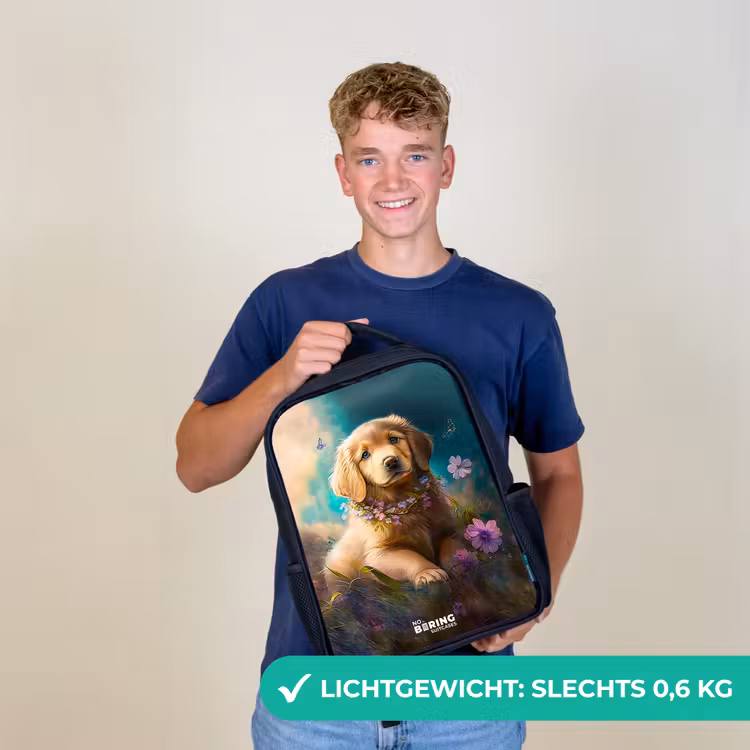 Goudkleurige puppy in het gras Rugzak - Zwart middel -sfeer7_NL