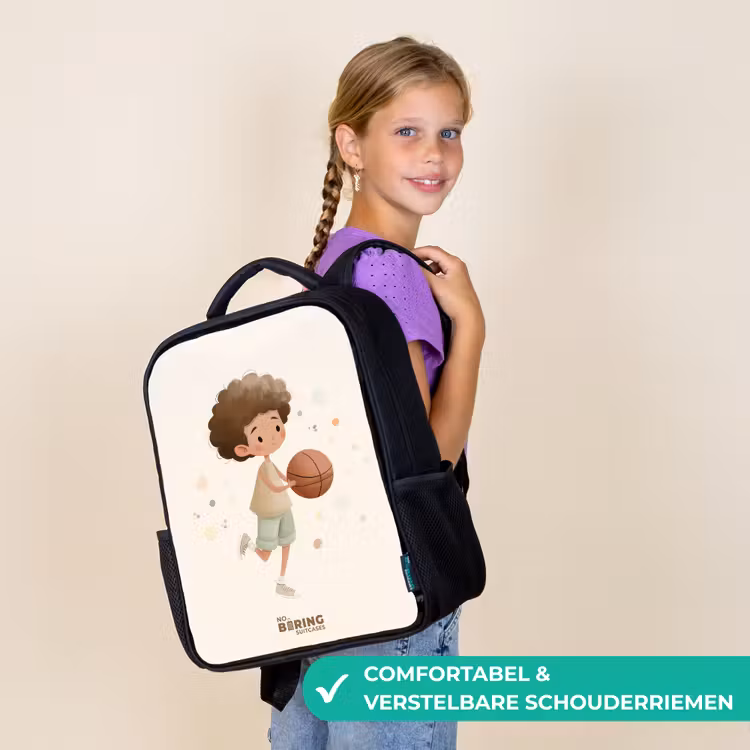 Jongen met een basketbal in beige kleuren Rugzak - Zwart middel -sfeer6_NL