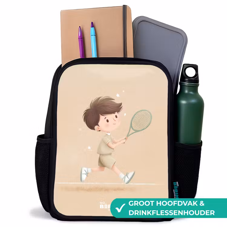 Jongen speelt tennis op zandkleurige achtergrond Rugzak - Zwart middel -inhoud_NL