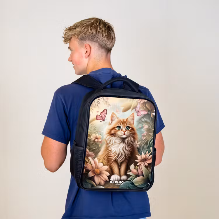 Kat in bloemenveld met roze vlinders. Rugzak - Zwart middel -sfeer8