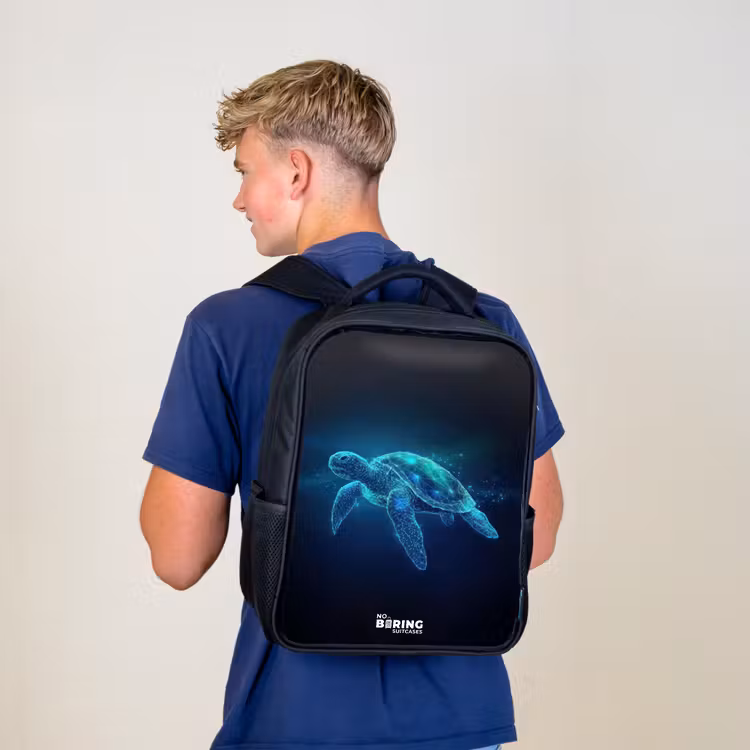 Lichtgevende schildpad in digitale oceaan Rugzak - Zwart middel -sfeer8