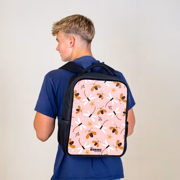 Lieveheersbeestjes en libellen op roze achtergrond Rugzak - Zwart middel -sfeer8
