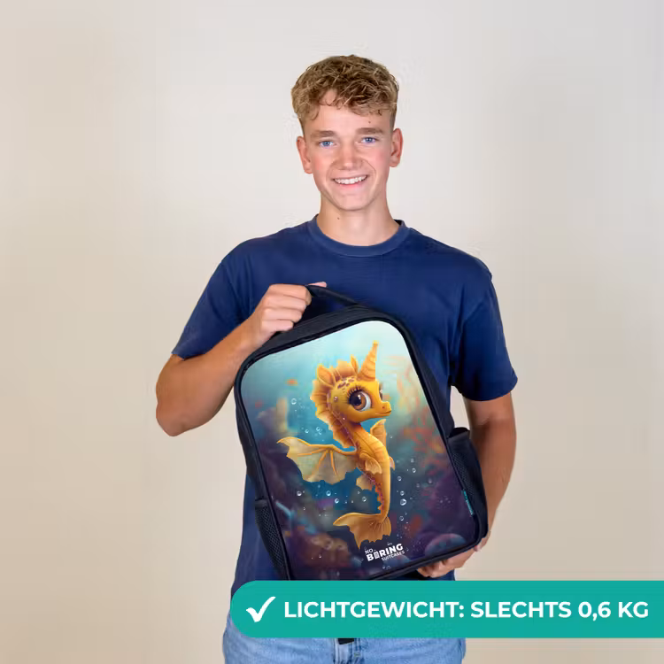 Oranje zeepaardje in het water Rugzak - Zwart middel -sfeer7_NL