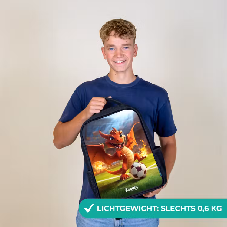 Rode draak voetbalt in zonnig stadion Rugzak - Zwart middel -sfeer7_NL