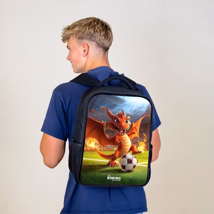 Rode draak voetbalt in zonnig stadion Rugzak - Zwart middel -sfeer8
