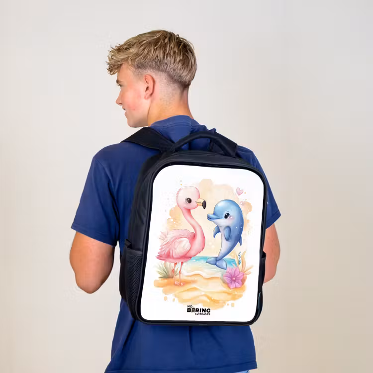 Roze flamingo en blauwe dolfijn op een strand Rugzak - Zwart middel -sfeer8