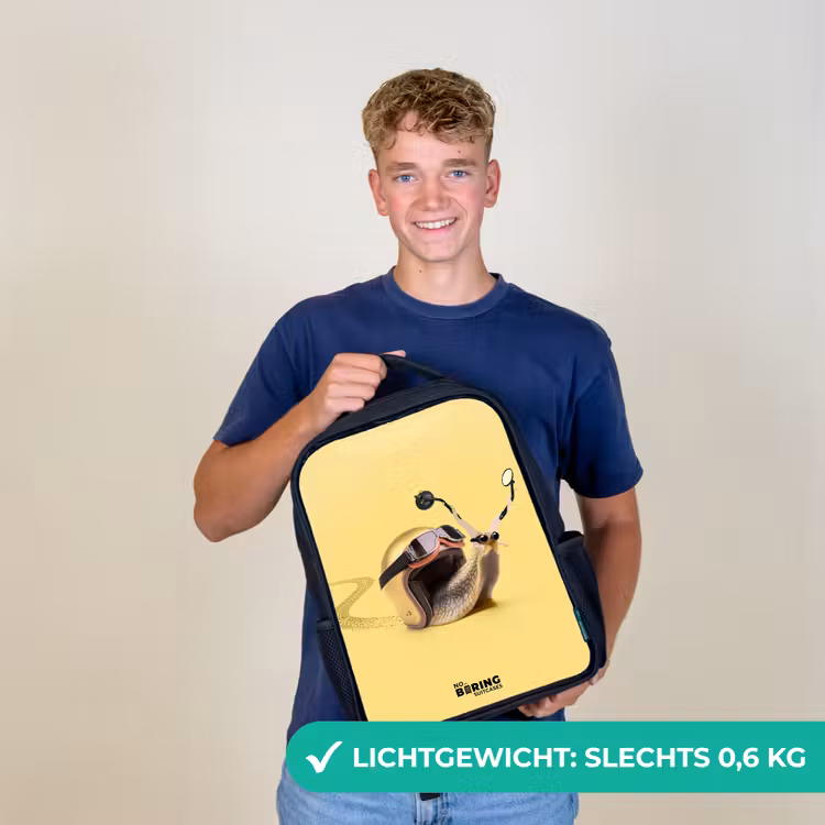 Slak met motorhelm Rugzak - Zwart middel -sfeer7_NL