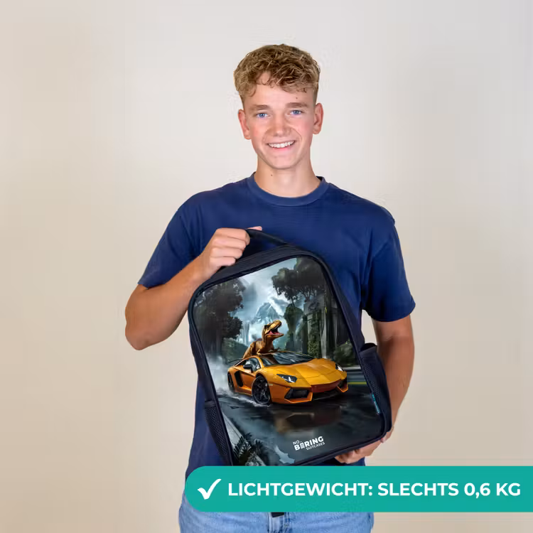 T-Rex op oranje sportauto in regenachtig woud Rugzak - Zwart middel -sfeer7_NL