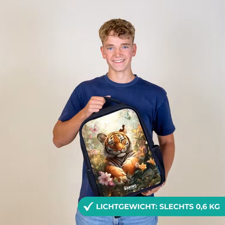 Tijger in bloemenveld met vlinders en zonlicht Rugzak - Zwart middel -sfeer7_NL