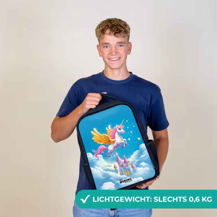 Vliegende eenhoorn met gouden vleugels boven kasteel Rugzak - Zwart middel -sfeer7_NL