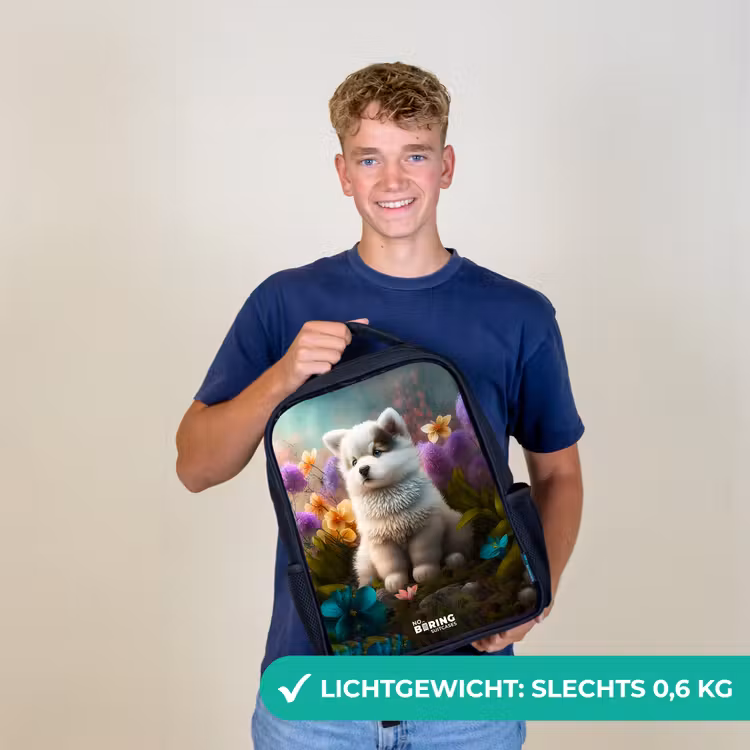Witte puppy in een bloemenweide Rugzak - Zwart middel -sfeer7_NL