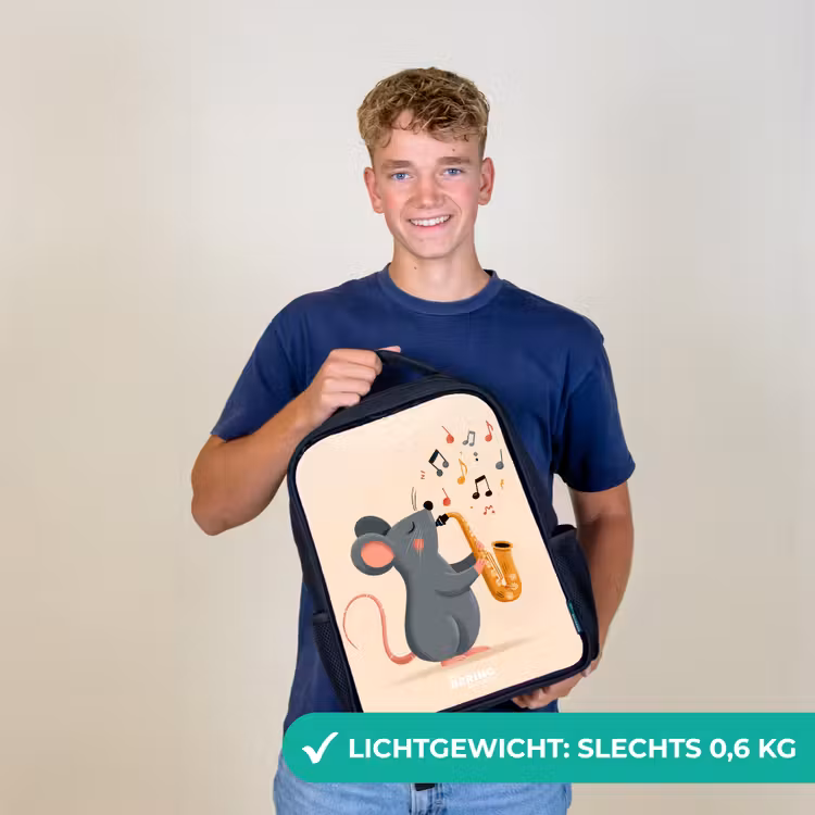 Muis - Saxofoon - Muziek Rugzak - Zwart middel -sfeer7_NL