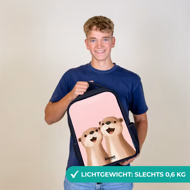Otters - Lachen - Roze - Illustratie Rugzak - Zwart middel -sfeer7_NL