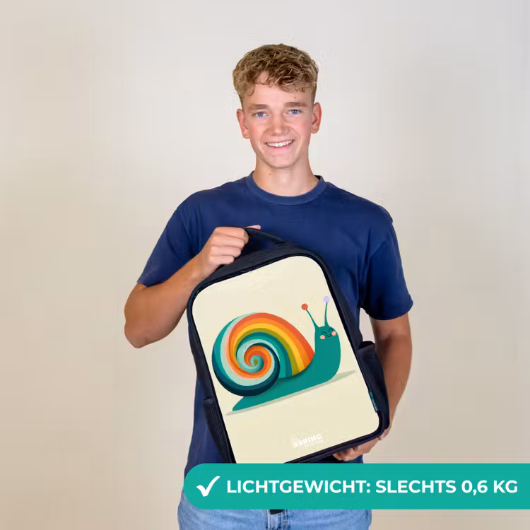 Slak - Regenboog - Kleurrijk Rugzak - Zwart middel -sfeer7_NL