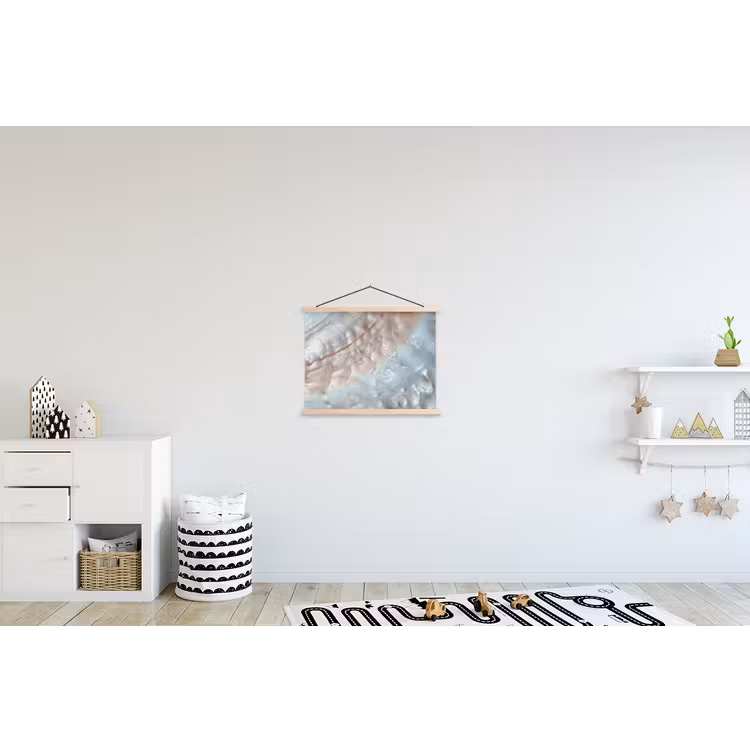 Binnenkant van een schelp uit de natuur bedekt met parelmoer textielposter latten blank klein -kinderkamer