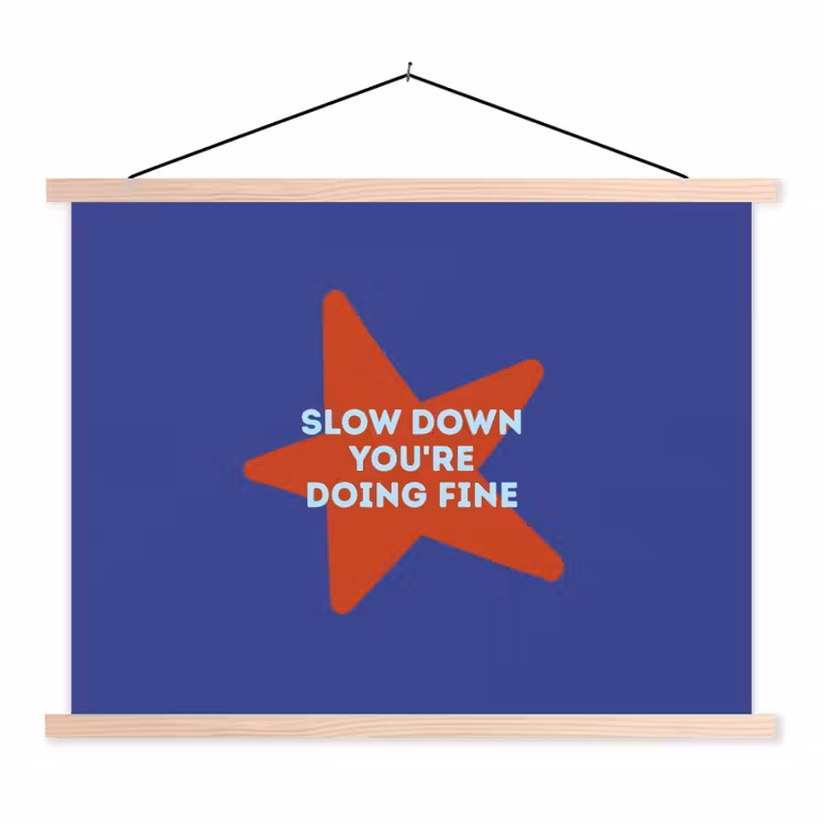 Slow down you're doing fine - Ster - Blauw textielposter latten blank klein -3d
