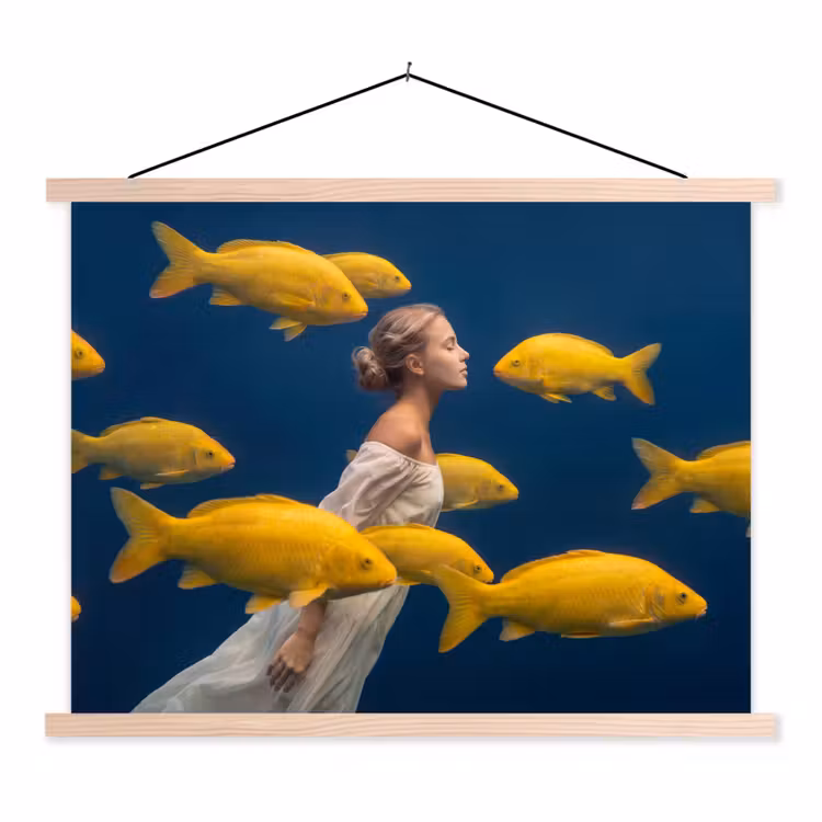 Vrouw - Vis - Water - Natuur - Geel textielposter latten blank klein -3d