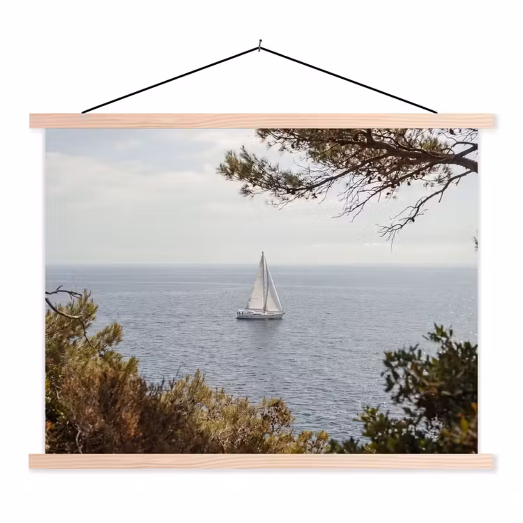 Schoolplaat - Zeilboot - bomen - water - Zeilboot - bomen - water textielposter latten blank klein