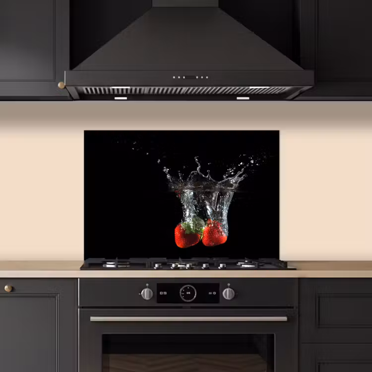 Aardbeien - Fruit - Water - Zwart - Rood keuken achterwand spatscherm klein -sfeer1