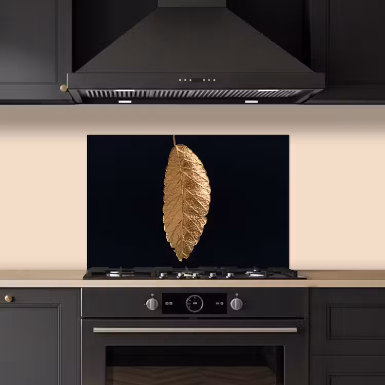 Bladeren - Zwart - Goud - Luxe - Natuur keuken achterwand spatscherm klein -sfeer1