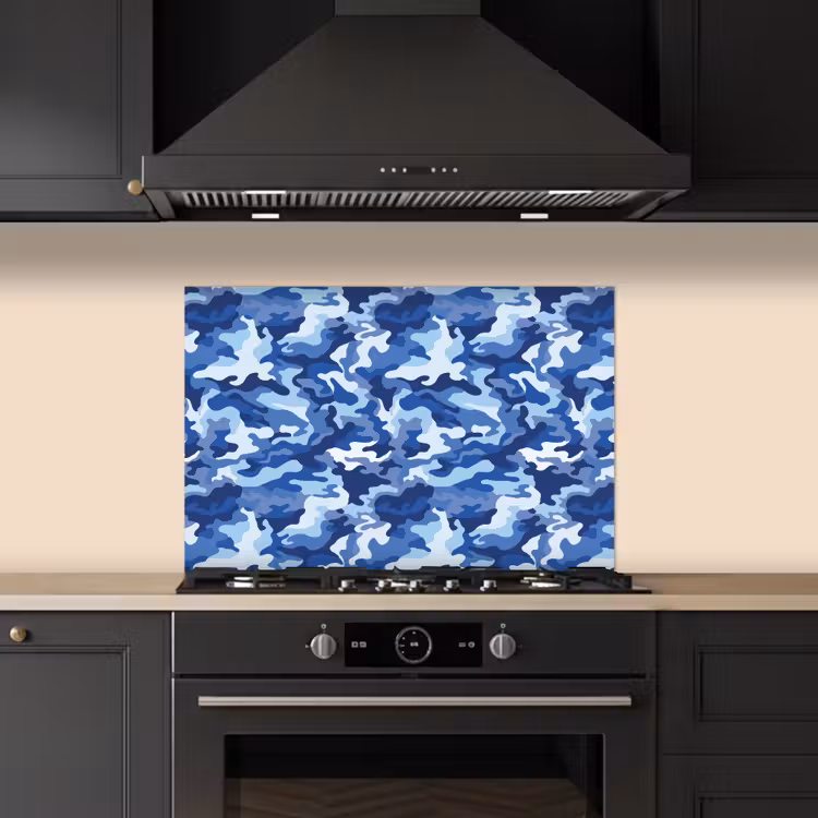 Blauw - Camouflage - Golvend keuken achterwand spatscherm klein 900 -sfeer1
