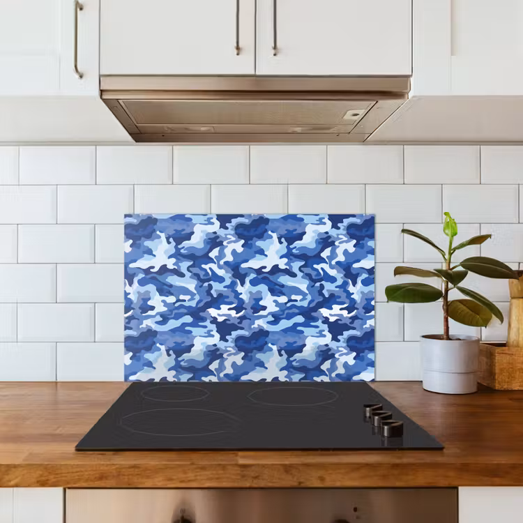 Blauw - Camouflage - Golvend keuken achterwand spatscherm klein 900 -sfeer2