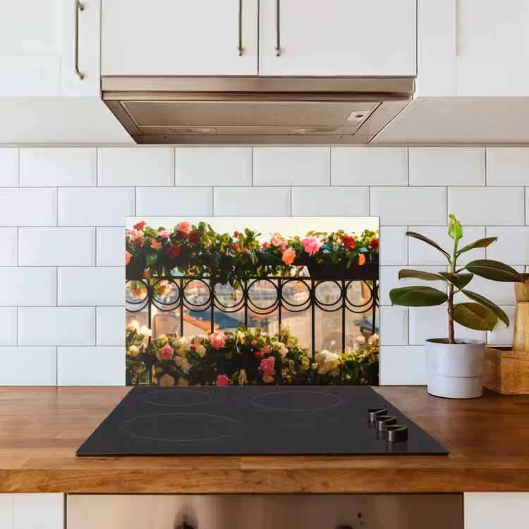 Bloemen - Hek - Stadszicht - Zomer keuken achterwand spatscherm klein -sfeer2