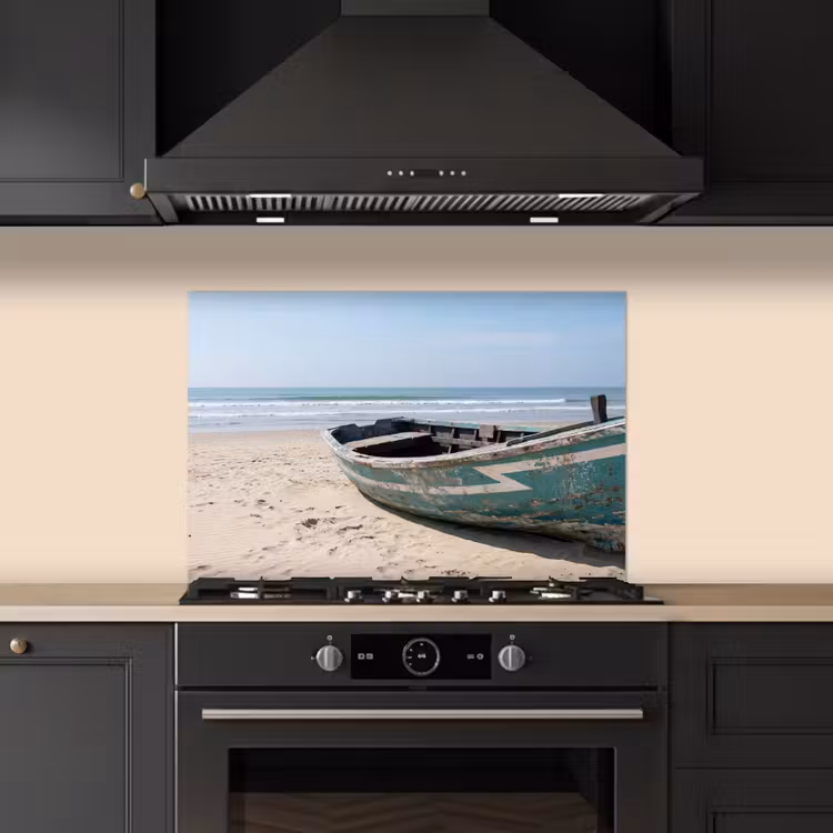 Boot - Zandstrand - Zee keuken achterwand spatscherm klein -sfeer1