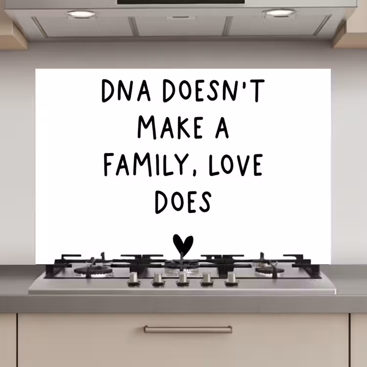 Engelse quote "DNA doesn't make a family, love does" met een hartje op een witte achtergrond keuken achterwand spatscherm klein -3d_website