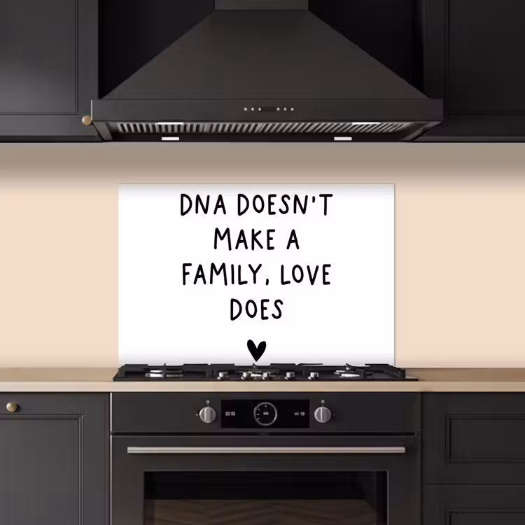 Engelse quote "DNA doesn't make a family, love does" met een hartje op een witte achtergrond keuken achterwand spatscherm klein -sfeer1