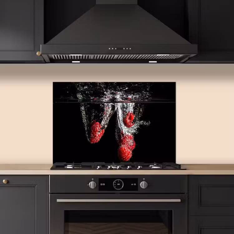 Frambozen - Fruit - Stilleven - Water - Zwart - Rood keuken achterwand spatscherm klein -sfeer1