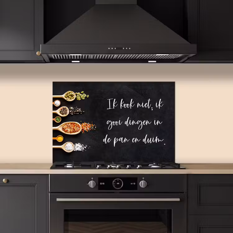 Ik gooi dingen in de pan en duim - Keuken - Quotes - Spreuken - Humor keuken achterwand spatscherm klein -sfeer1
