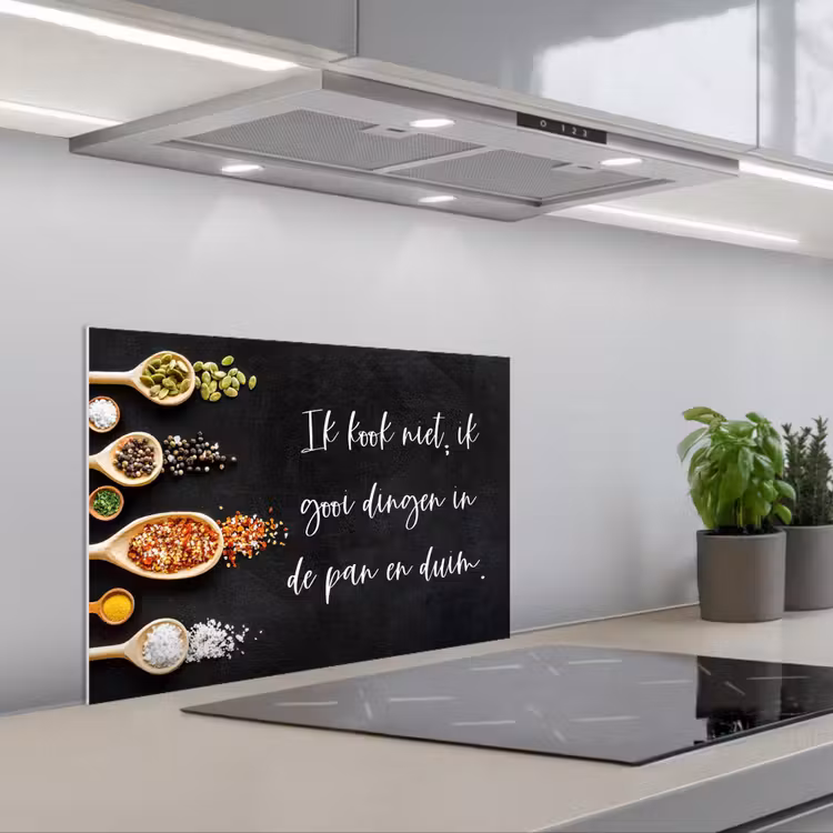 Ik gooi dingen in de pan en duim - Keuken - Quotes - Spreuken - Humor keuken achterwand spatscherm klein -3d_schuin