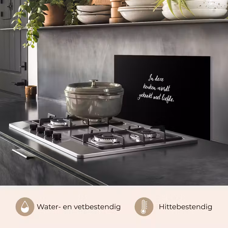 In deze keuken wordt gekookt met liefde - Koken - Spreuken - Quotes - Liefde keuken achterwand spatscherm klein -usp_NL