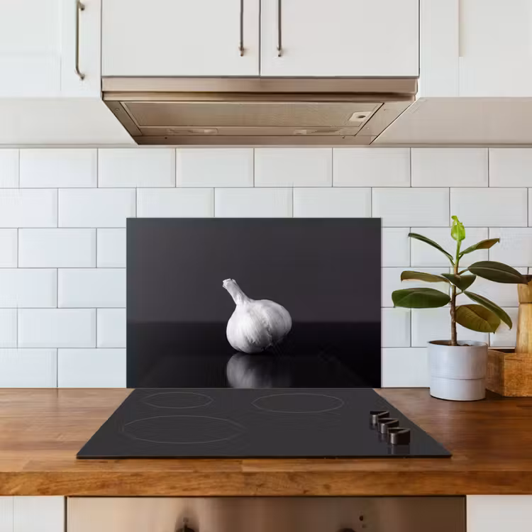Knoflook - Zwart - Wit keuken achterwand spatscherm klein -sfeer2