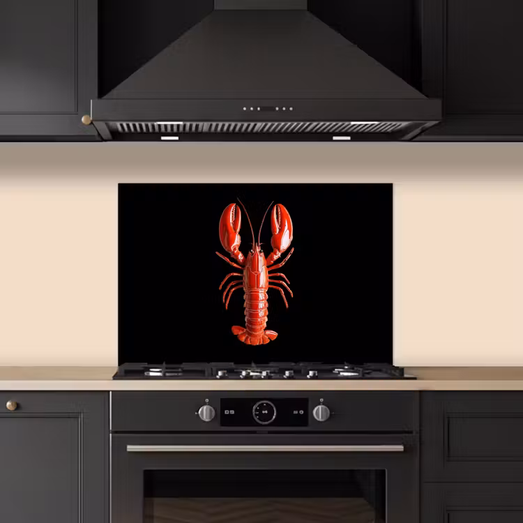 Kreeft - Glossier Rood - Zwart keuken achterwand spatscherm klein -sfeer1