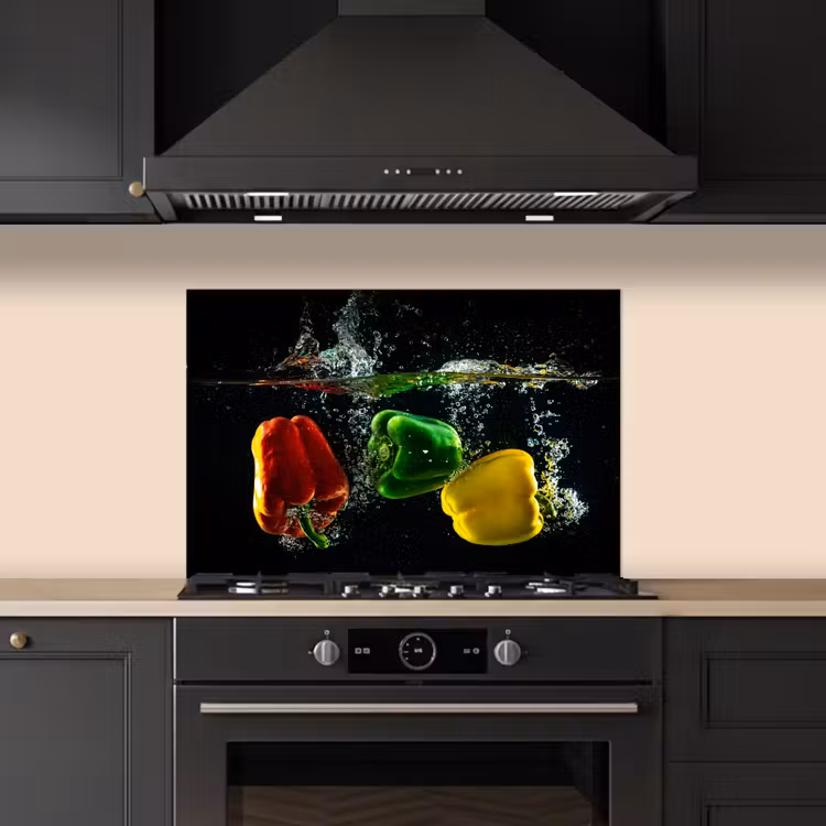 Paprika - Groente - Water - Zwart - Rood - Groen - Geel keuken achterwand spatscherm klein -sfeer1