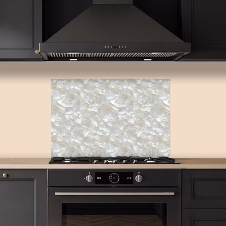 Parelmoerglans - Wit - Schelp keuken achterwand spatscherm klein 900 -sfeer1
